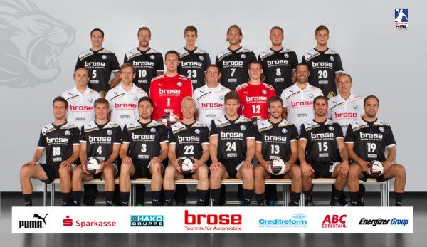 Oben von links: Vitek, Moen, Pekeler, Klev, Quade, B�hm; Mitte von links: Athletiktrainer Budo, Physioth. Walonka, Stochl, Trainer Schmitz, Huhnstock, Co-Trainer Hannawald, Betreuer Knapik; 