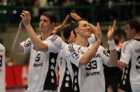 Der THW freut sich �ber den 40. Saisonpunkt: Kim Andersson und Dominik Klein bedankten sich bei den Fans.