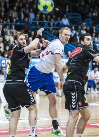 Stefan Kneer (Mitte), hier beim Spiel gegen Hannover, erzielte bisher 107 Feldtore f�r den TVG.