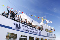 Rund 200 THW-Fans feierten nach dem Sieg in Hamburg eine Kanal-Party.