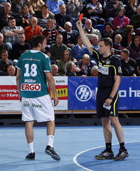 Philipp M�ller kassierte in der 42. Spielminute seine dritte Zeitstrafe - wie im Hinspiel sah er rot.