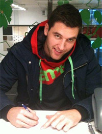 Olafur Gustafsson bei der Vertragsunterzeichnung.