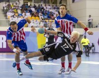 Einen schweren Stand hatte Patrick Wiencek gegen die harte Atletico-Deckung.