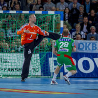 Thierry Omeyer - hier bei seiner Siebenmeterparade gegen Weber - steigerte sich in der zweiten Halbzeit.