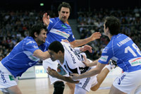 Daniel Narcisse k�mpft sich durch die Hamburger Abwehr.