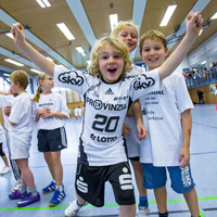 Die Sch�ler Lukas, Lasse und Niko (v.li.) sind vor Freude �ber die prominente Unterst�tzung beim Sportunterricht ganz aus dem H�uschen.