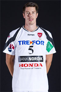 Kim Andersson mit Schnauzer auf dem offiziellen Spielerfoto.