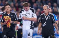 Der verletzte Filip Jicha wurde von Osteopath Jan Bock und Mannschaftsarzt Dr. Detlev Brandecker von der Platte gef�hrt.