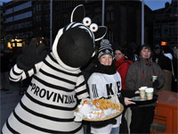 Hein Daddel und seine Helferinnen  servierten den wartenden Fans hei�en Kaffee - auf Wunsch mit Milch und Zucker.