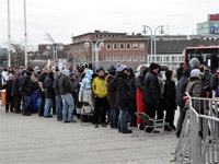 Lange Schlangen vor dem Ticket-Center.