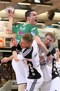 Volle Entschlossenheit: Zarko Markovic setzt sich gegen Palmarsson und Sigurdsson durch.