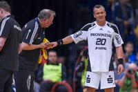 B�se Vorahnung: Christian Zeitz  l�sst sich im Spiel gegen Melsungen von Physiotherapeut Uwe Brandenburg behandelt.