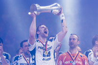 Aron Palmarsson stemmt den Pokal in die H�he.