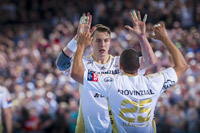 Filip Jicha und Daniel Narcisse klatschen sich nach der Partie ab.