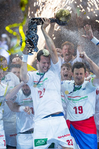 Kapit�n Pascal Hens hievt den Pokal in die H�he.