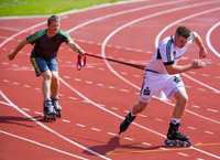 Niclas Ekberg zieht Athletiktrainer Hinrich Brockmann hinter sich her.