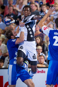 Wael Jallouz wird von Kristian Nippes attackiert.