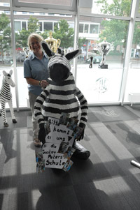 Klassenlehrerin Barbara Kleinmann von der "Au�enstelle am See" der  Eutiner Gustav-Peters-Schule hat die Bewerbung der Klasse 3k  pers�nlich beim THW Kiel abgegeben.