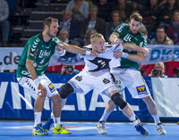 Rene Toft Hansen wird von der  Wetzlarer Abwehr mit Jens Tiedtke und Steffen F�th in die  Mangel genommen.