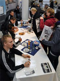 Die vier "Zebras" signierten in der KN-Kundenhalle nicht nur den THW-Jahreskalender.