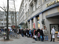 Lange Schlangen vor der KN-Kundenhalle.
