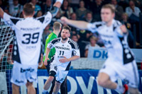 Filip Jicha und Aron Palmarsson bejubeln einen Treffer Christian Sprengers.