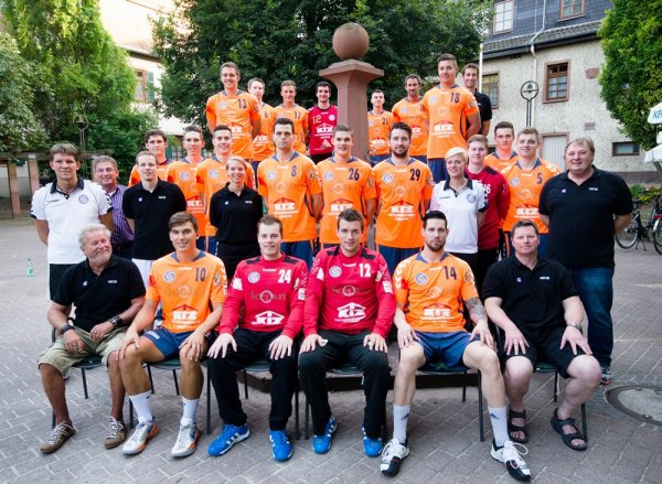 Oben von links: Teuner, Karathanasis, Hutmacher, Kosel, Schreiber, Plattner, Botzenhardt, Physioth. Heiderich;�Mitte von links: Trainer Ludwig, GF Abels, Co-Trainer Z�lls, Konrad, Schreiber, Jamin, Physioth. Platzek, Seeger, Lorenz,
