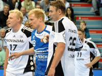 Filip Jicha und Patrick Wiencek in der Abwehr, dazwischen Gummersbachs Kreisl�ufer Joakim Larsson.