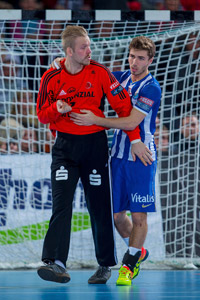 Linksau�en Hugo Santos entschuldigt sich nach einem  Kopftreffer beim aufgebrachten Johan Sj�strand.