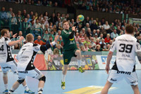 Der Mindener R�ckraum um Linksh�nder Christoph Steinert tat sich schwer gegen die Kieler Deckung.