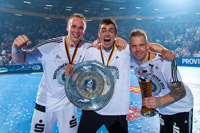 Rene Toft Hansen, Rasmus Lauge und Johan Sj�strand mit der Schale.