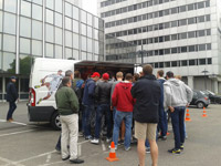 Der mobile Fanshop steht auch in diesem Jahr wieder am Deutzer Bahnhof.