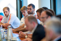 Steffen Weinhold, Rune Dahmke  und Joan Canellas verfolgen aufmerksam die Pressekonferenz.