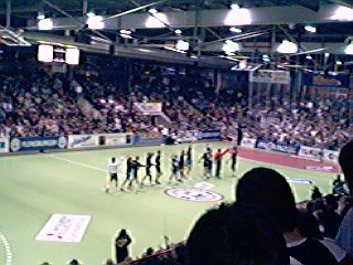 [Bild: THW l�uft in die F�rdehalle ein]