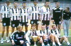 [Bild: Die Zebras mit dem Supercup-Pokal]