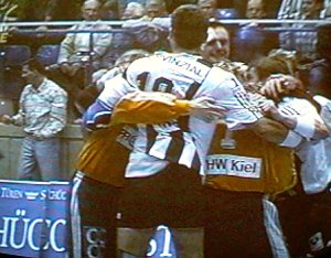 [Bild: Matchwinner Stojanovic in der Spieler-Jubel-Traube]