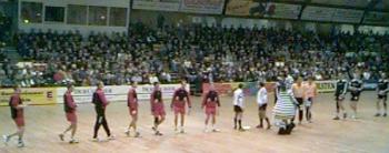 [Bild: Vor dem Anpfiff in der Holstenhalle]