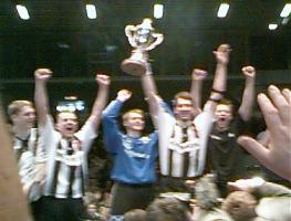 [Bild: Wislander und die restlichen Zebras mit dem Pott