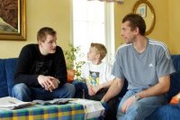 Martin Boquist (links) und Magnus Wislander (rechts) mit  Wislanders Sohn Daniel.