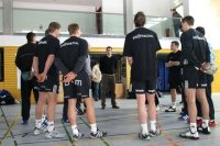 W�hrend seine 24-st�ndigen Stippvisite in Kiel begr��te Frode Hagen auch seine zuk�nftigen Mannschaftskameraden. Am Training allerdings nahm der Norweger nicht teil, noch war er nur zu Besuch.