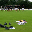 Trainingsauftakt in Felde: Die Mannschaft des THW Kiel trabt barfu� �ber den Fu�ballrasen.