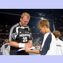 Pittis Abschied: Wolfgang Schwenke schreibt Autogramm.