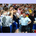 Pittis Abschied: Schiedsrichter Nachevski klatscht mit den Spielern ab.