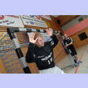 Trainingslager 2005: THW-Torwart Mattias Andersson f�hrt �bungen mit dem Terraband aus, welches von Physiotherapeut Bj�rn Rother kontrolliert wird.