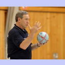 Trainingslager 2005: THW-Trainer Noka Serdarusic erl�utert gestenreich das taktische Spiel.