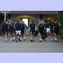 Trainingslager 2005: H�ngende K�pfe kurz nach sechs vor dem morgendlichen Waldlauf rund um den M�hlenteich.