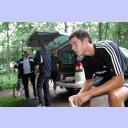 Trainingslager 2005: Neuzugang Kim Andersson sitzt und h�lt nach dem Morgenlauf um den M�hlenteich ersch�pft einen Becher mit Getr�nk in der Hand.