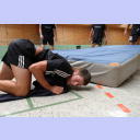 Trainingslager 2005: Neuzugang Kim Andersson f�llt bei einer �bung von einer Weichbodenmatte und kriecht �ber den Boden.