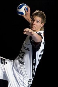 Hendrik Pekeler in action.