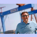 Alfred Gislason vor den Werftkr�nen der HDW.